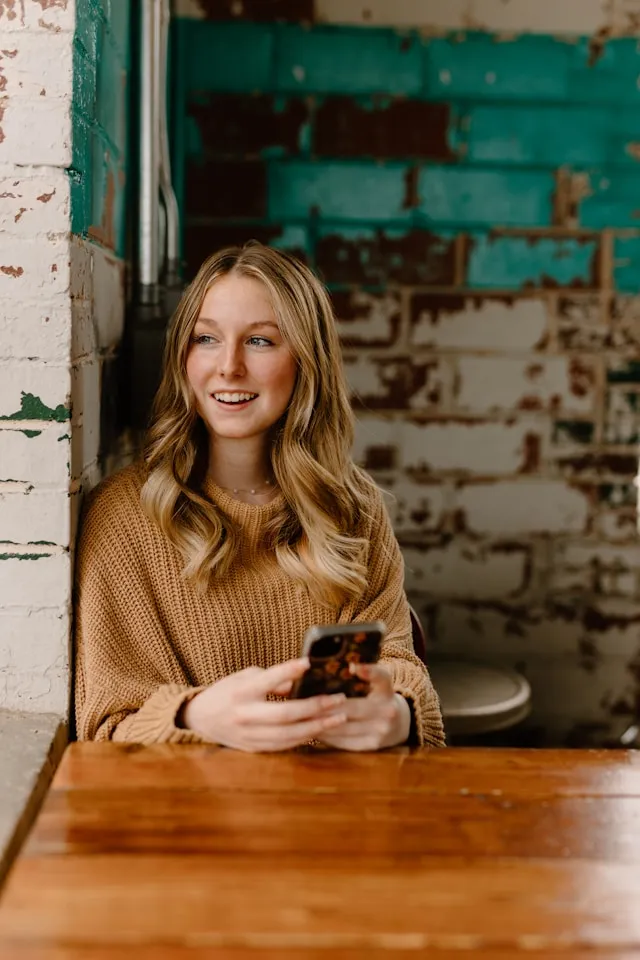 Customer submitting instant feedback on mobile phone